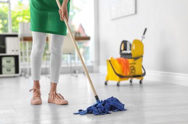 نظافت منزل توسط کارگر خانم در رشت